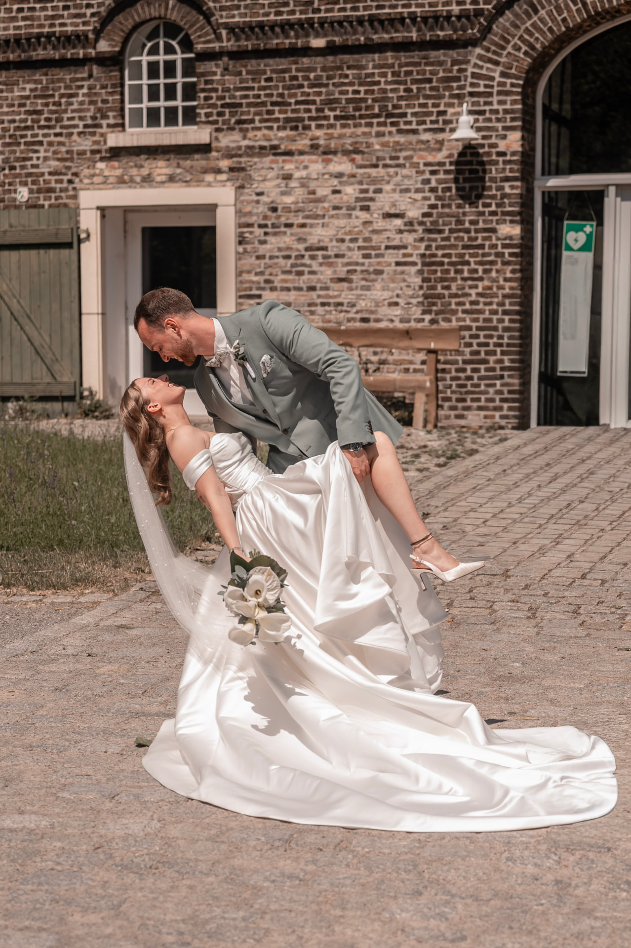 Freie Trauung – Hochzeitsfotografie Brautpaar tanzt bei der freien Trauung – Hochzeitsfotograf Köln