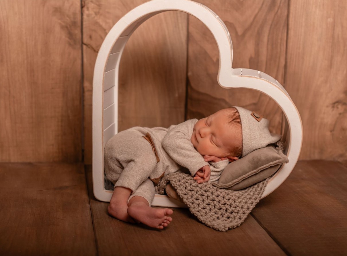 Neugeborenes im Herz-Körbchen – Newbornfotograf NRW