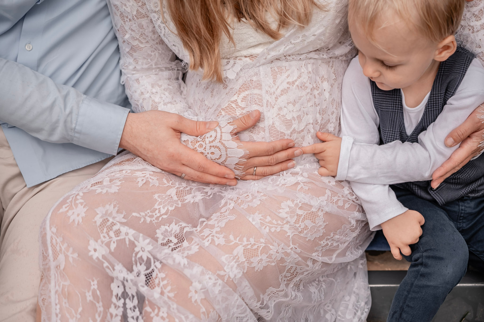 Babybauchshooting in Monheim am Rhein Babybauchshooting einer Schwangeren im Grünen – Babyfotograf Monheim