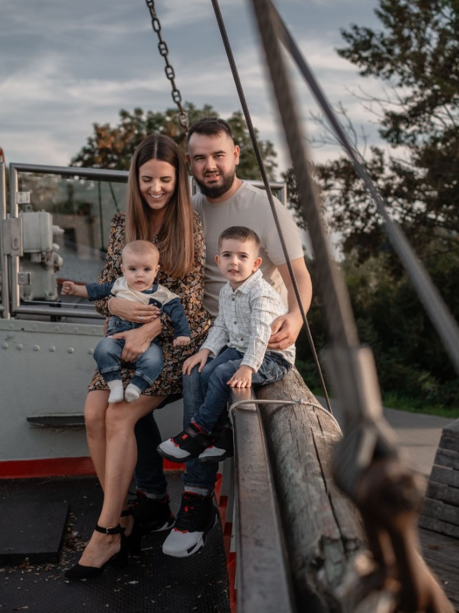 Familienshooting in NRW Familie mit Kindern auf einer Brücke – Familienfotograf NRW