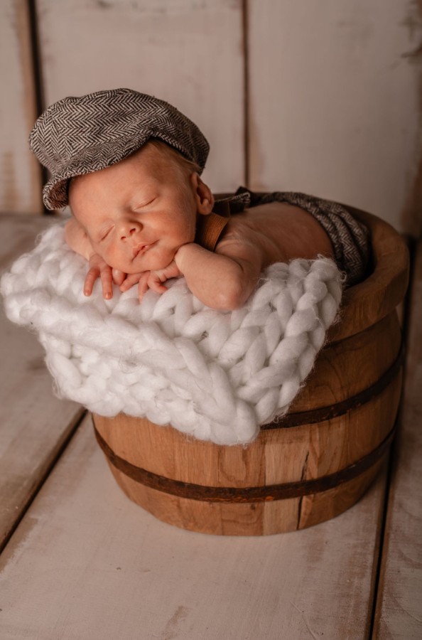 Newbornshooting Neugeborenes schläft eingekuschelt – Newbornfotograf NRW